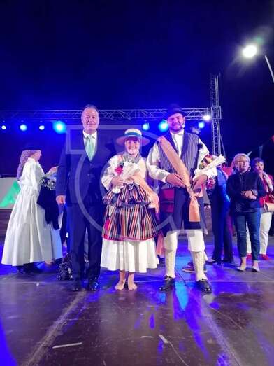 Esteban Bolaños junto a la Romera Mayor, Tamara Hernández (Foto TA)